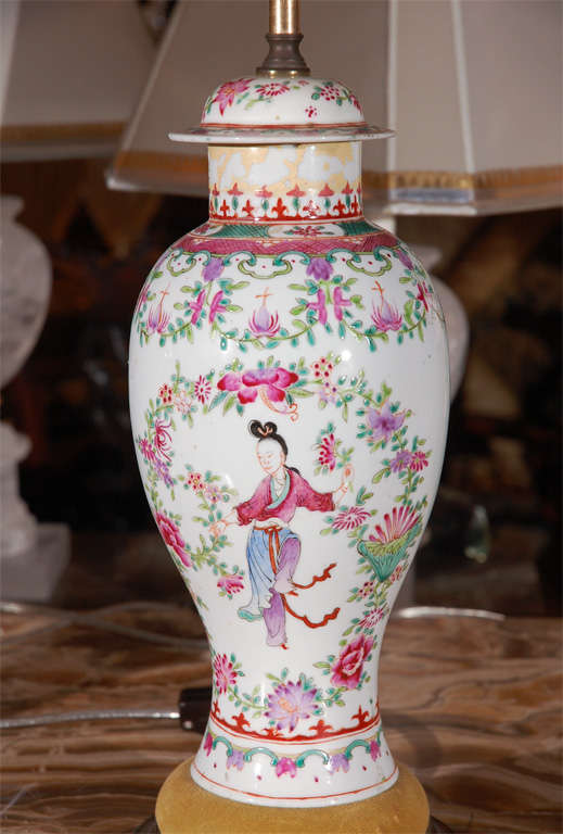 Paire de lampes-urnes chinoises peintes à la main de la fin du XIXe siècle en vente 1