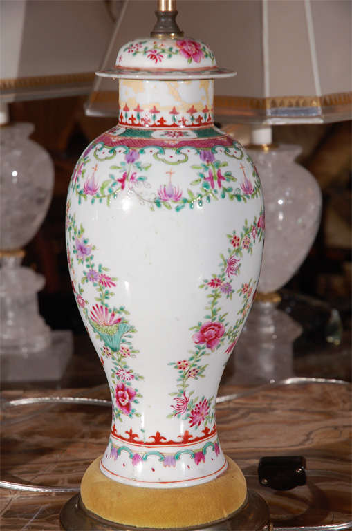 Pair of Late 19th Century Hand-Painted Chinese Urn Lamps For Sale 3