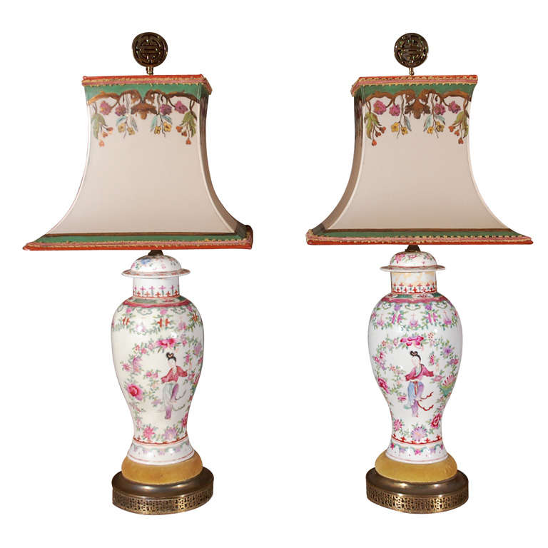 Paire de lampes-urnes chinoises peintes à la main de la fin du XIXe siècle en vente