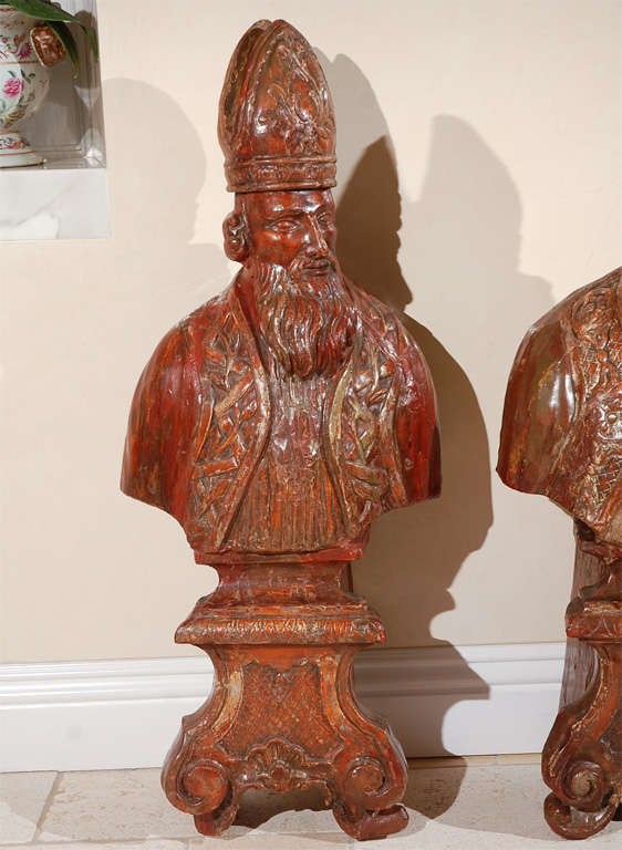 Une paire rare de papes italiens en bois sculpté et en papier mâché.