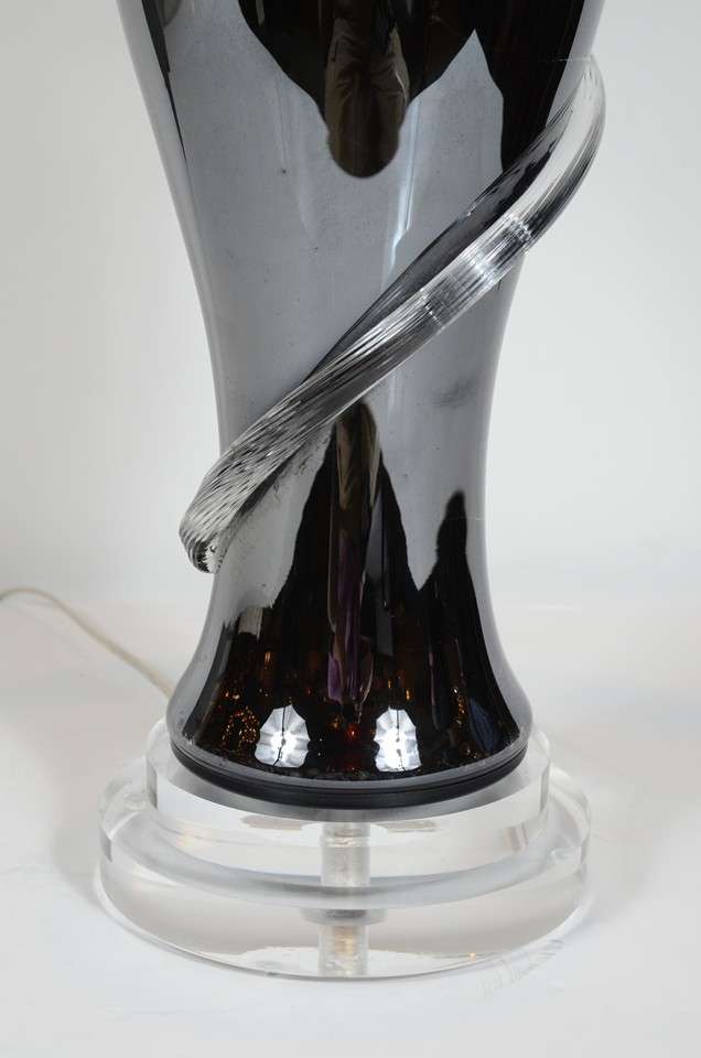 Mid-Century Modern Lampe de table moderniste en verre noir soufflé à la main motif tourbillonant en vente