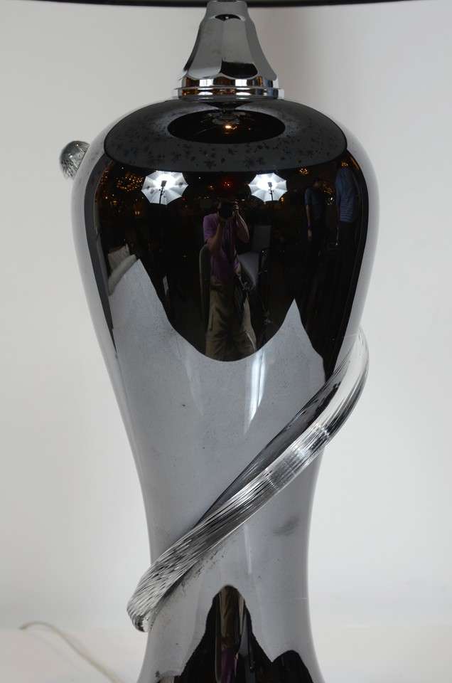 Américain Lampe de table moderniste en verre noir soufflé à la main motif tourbillonant en vente