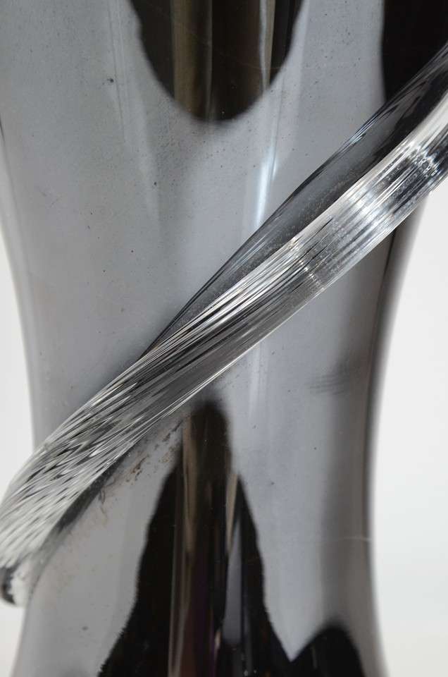 Lampe de table moderniste en verre noir soufflé à la main motif tourbillonant Excellent état - En vente à New York, NY