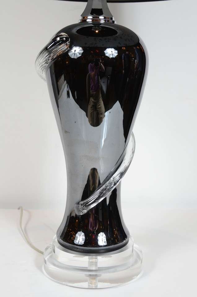 Fin du 20e siècle Lampe de table moderniste en verre noir soufflé à la main motif tourbillonant en vente
