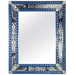 Magnifique miroir vénitien rectangulaire avec bordure en verre bleu inséré