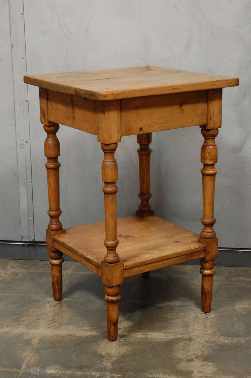 Antique Turned Leg Side Table / Nightstand at 1stdibs