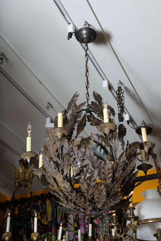 An Eight Light American Painted Tole Chandelier In Excellent Condition In New York, NY