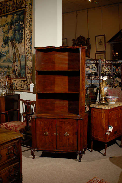 Early 19th Century Italian Walnut Bookcase with Galbe Sides In Excellent Condition In Atlanta, GA