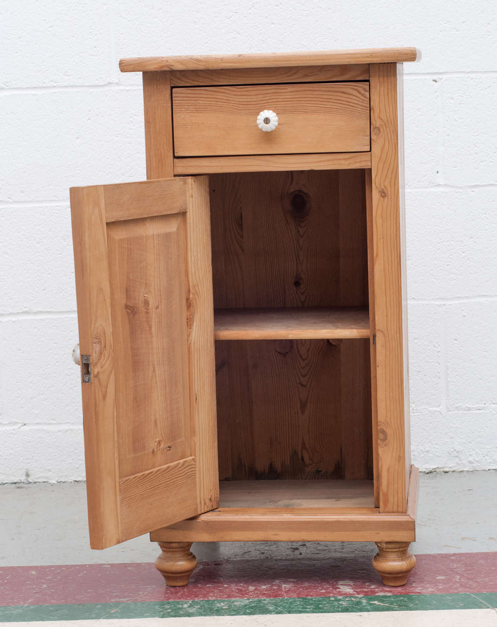 Pine Nightstand In Excellent Condition In Baltimore, MD