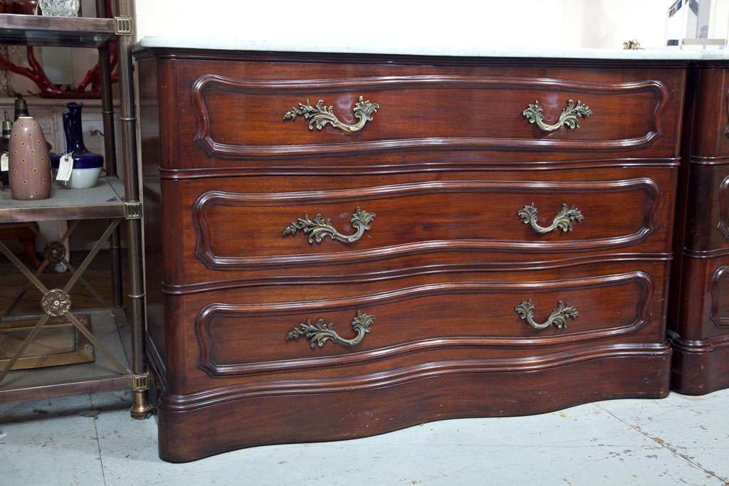 Pair of Marble  Top  Mahogany  Three  Drawer  Dressers For Sale 4