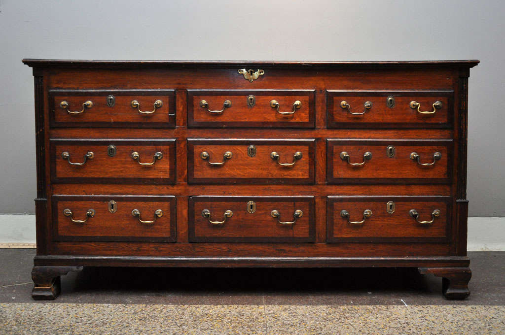AN ANTIQUE ENGLISH, LATE 18TH CENTURY, OAK MULE CHEST, CROSSBANDED IN MAHOGANY  WITH THREE  DRAWERS BELOW ORIGINAL FIRE GILT HANDLES
DATING CIRCA 1780

	
	
61 ½” X 22” X 34 ½”