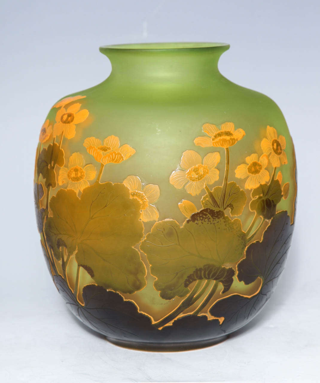 Un beau vase ancien français en verre camée à double recouvrement vert jade par Emile Galle vers 1890

Emile Galle était l'un des principaux artistes de la période Art Nouveau. Il a inventé la plupart des techniques de fabrication du verre que lui