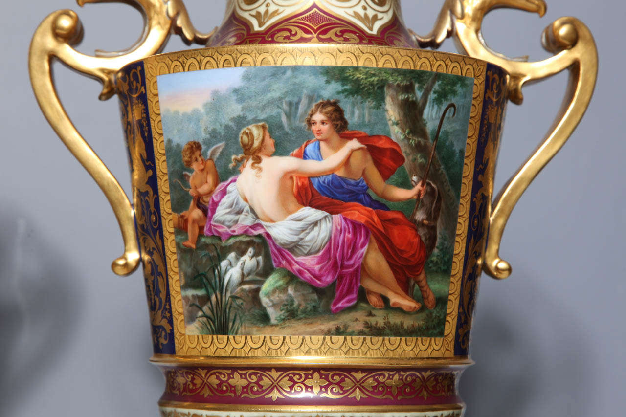 Néoclassique Magnifique paire d'urnes recouvertes de porcelaine royale de Vienne sur pied avec aigles en vente