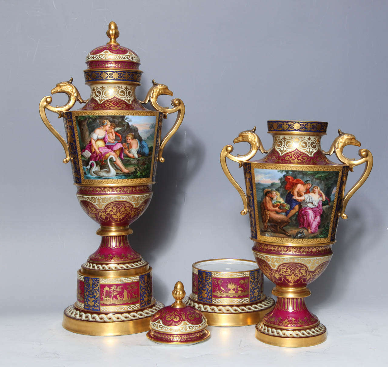Or Magnifique paire d'urnes recouvertes de porcelaine royale de Vienne sur pied avec aigles en vente