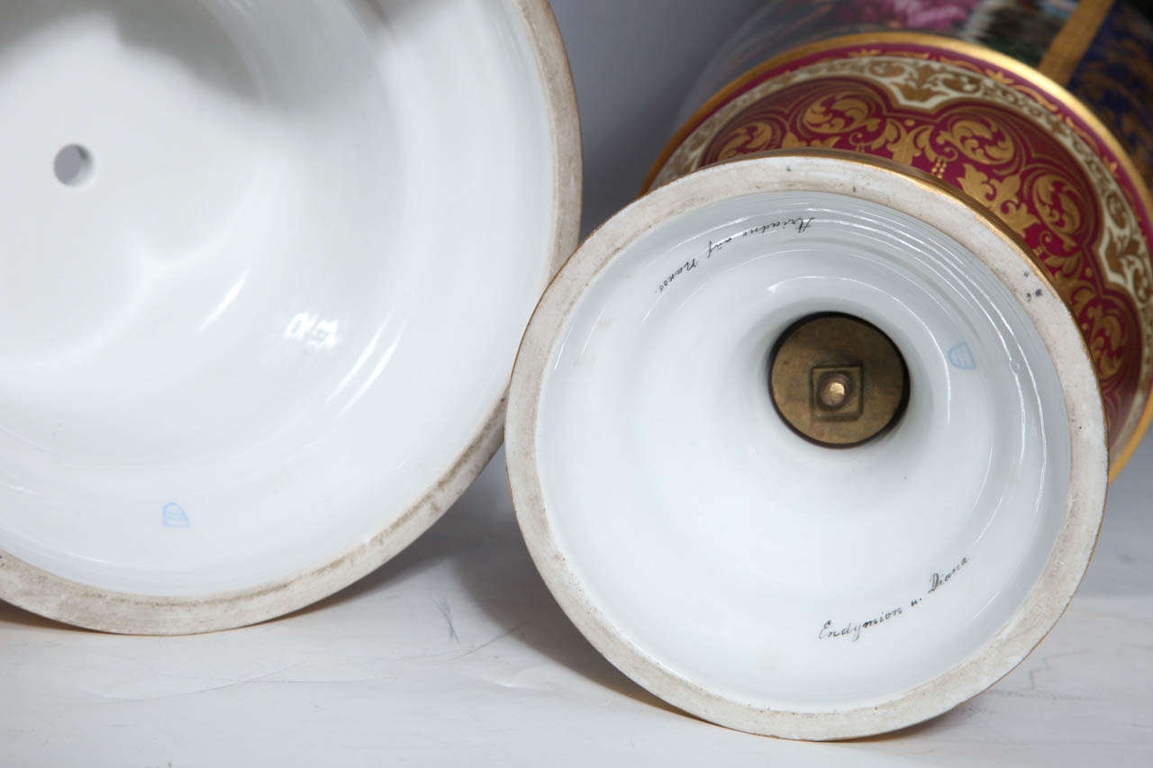 Magnifique paire d'urnes recouvertes de porcelaine royale de Vienne sur pied avec aigles en vente 1