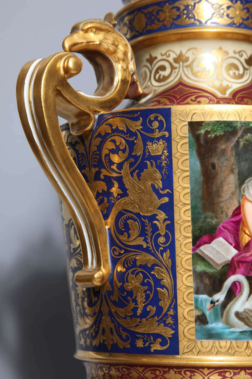 Magnifique paire d'urnes recouvertes de porcelaine royale de Vienne sur pied avec aigles en vente 2