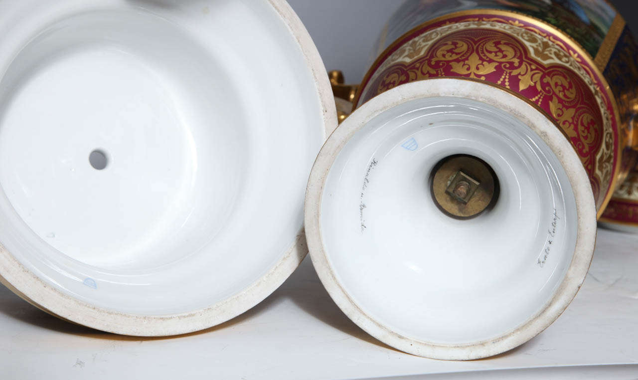 Magnifique paire d'urnes recouvertes de porcelaine royale de Vienne sur pied avec aigles en vente 3