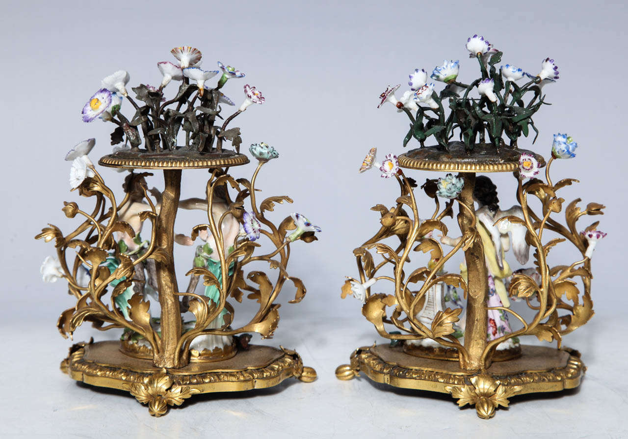 Paar Meissener Porzellangruppeen aus dem 18. Jahrhundert in vergoldeten Bronzebeschlägen, um 1770 im Angebot 1