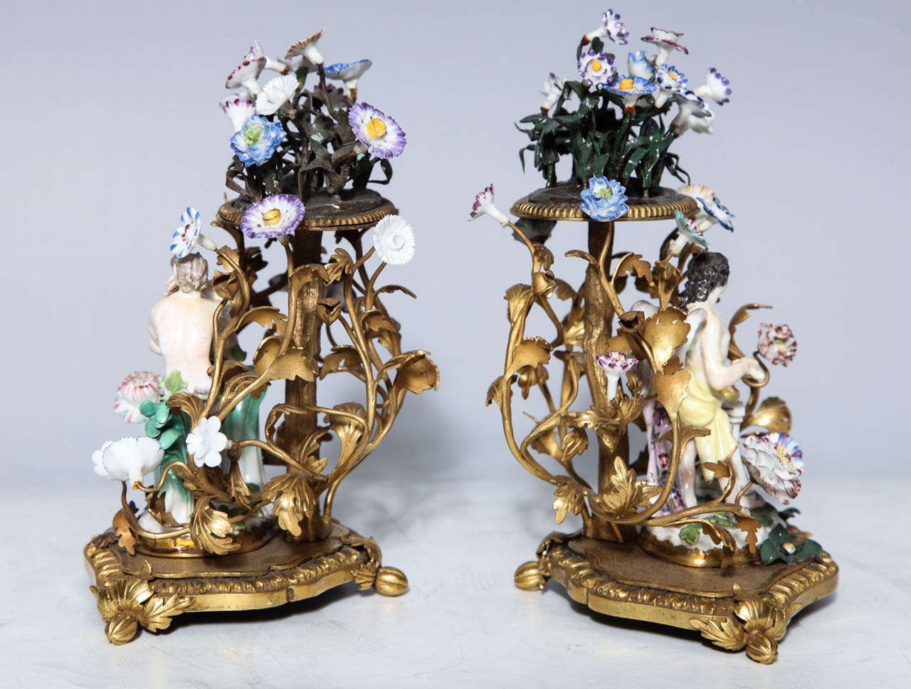 Paar Meissener Porzellangruppeen aus dem 18. Jahrhundert in vergoldeten Bronzebeschlägen, um 1770 im Angebot 2