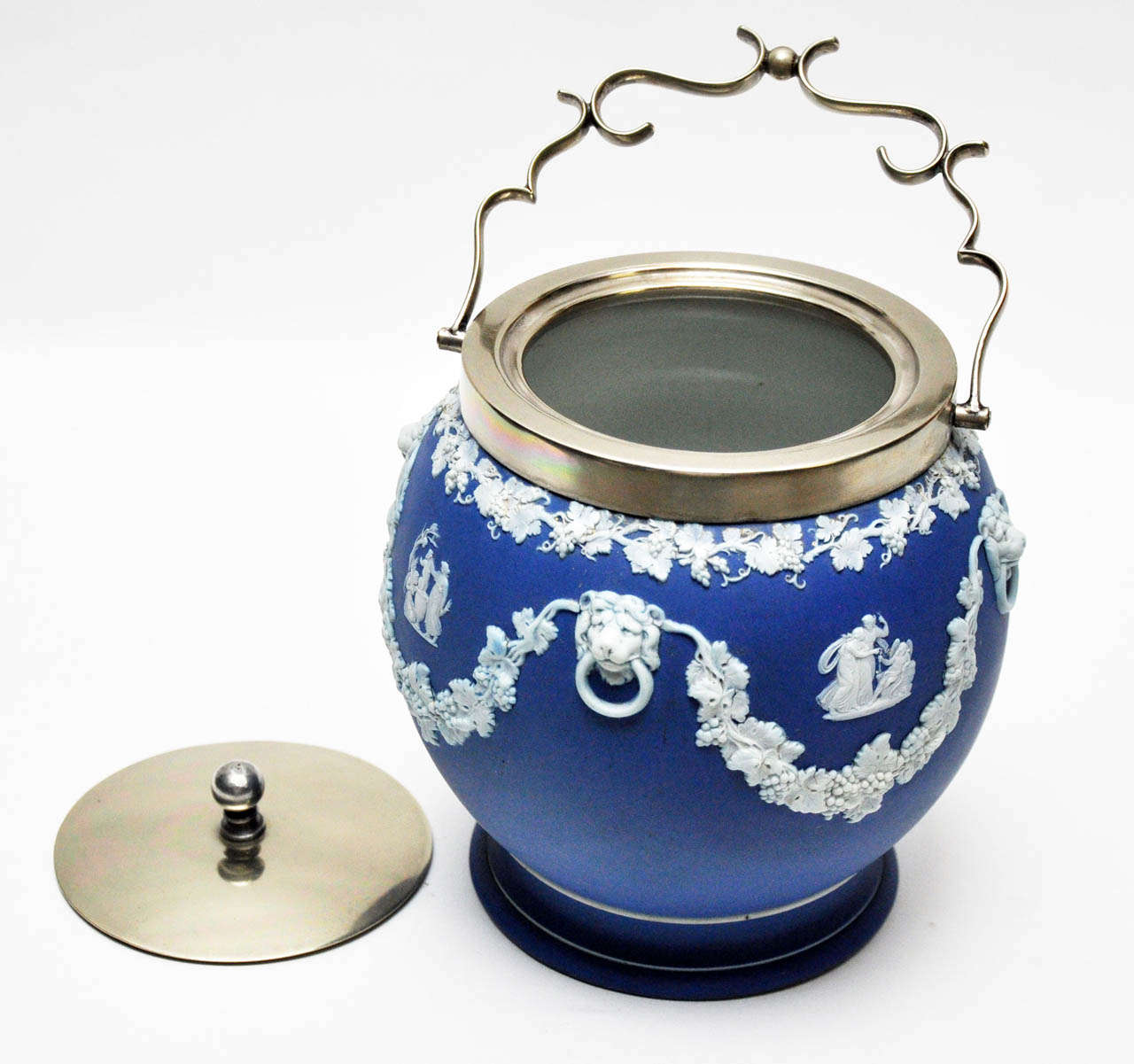 Wedgwood Jasperware Biscuit Jar In Excellent Condition In Chicago, IL