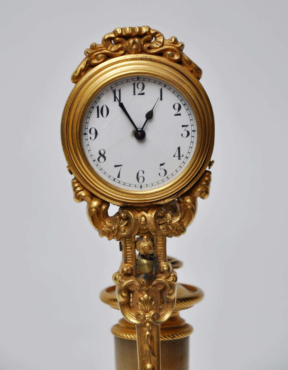 Français Horloge mystérieuse néoclassique en bronze doré, France, 1880 en vente