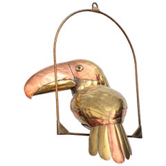 Sculpture d'un toucan de Sergio Bustamante sur perche suspendue