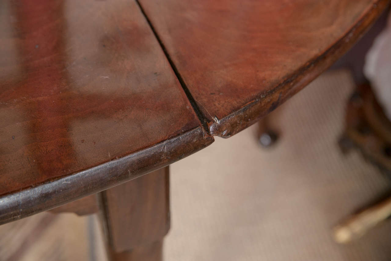 Queen Anne Mahogany Drop-Leaf Table In Excellent Condition For Sale In Stamford, CT