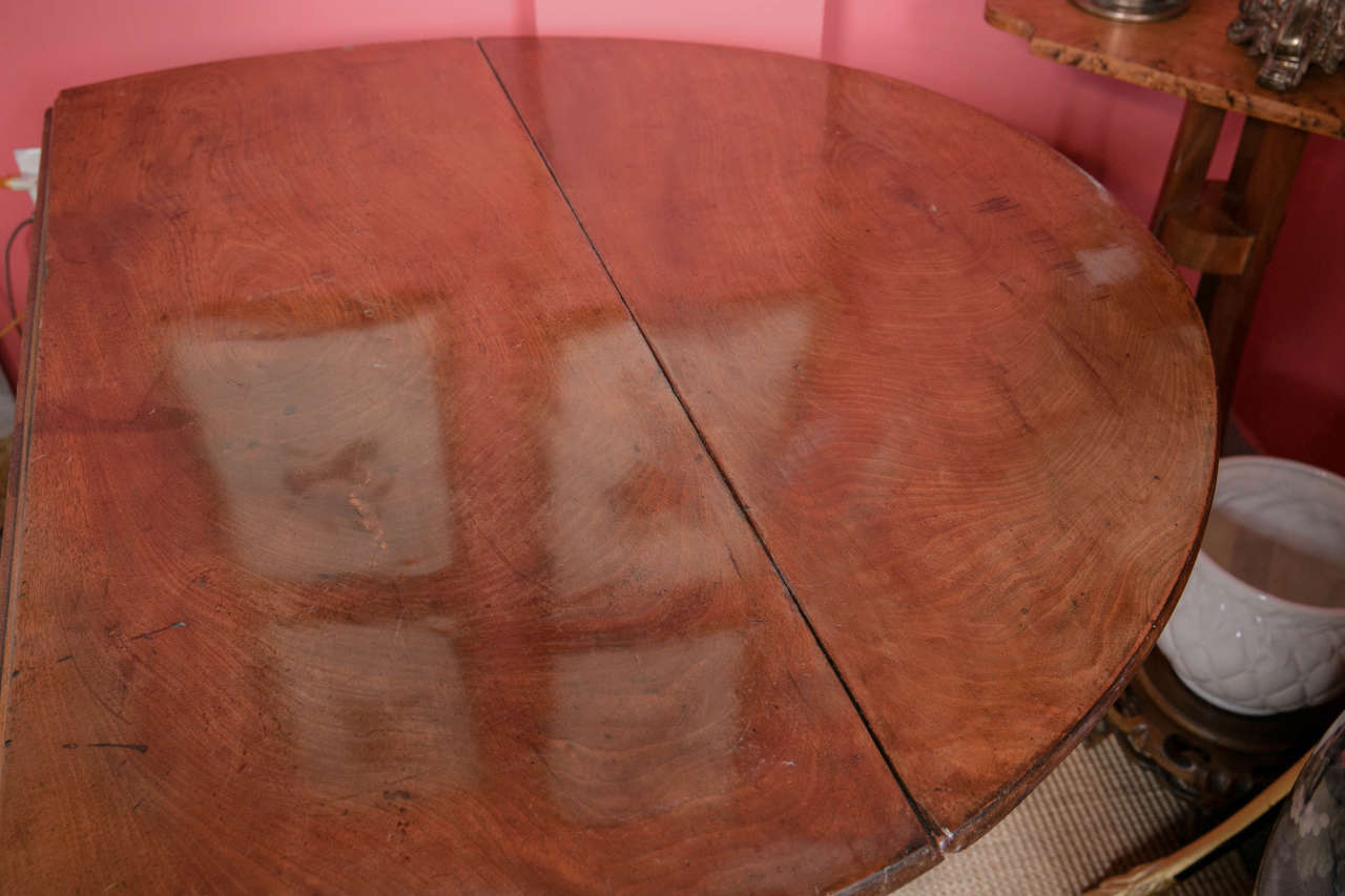 Mid-18th Century Queen Anne Mahogany Drop-Leaf Table For Sale
