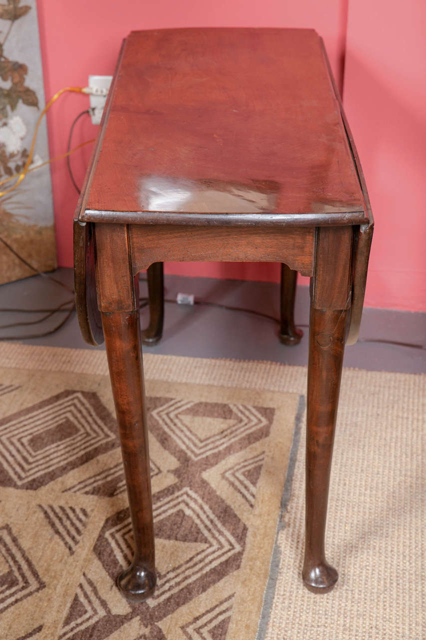 Queen Anne Mahogany Drop-Leaf Table For Sale 1
