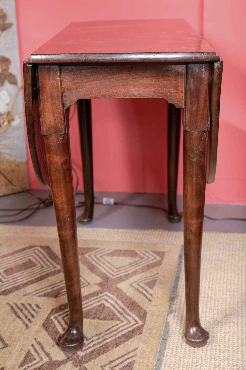 Queen Anne Mahogany Drop-Leaf Table For Sale 2