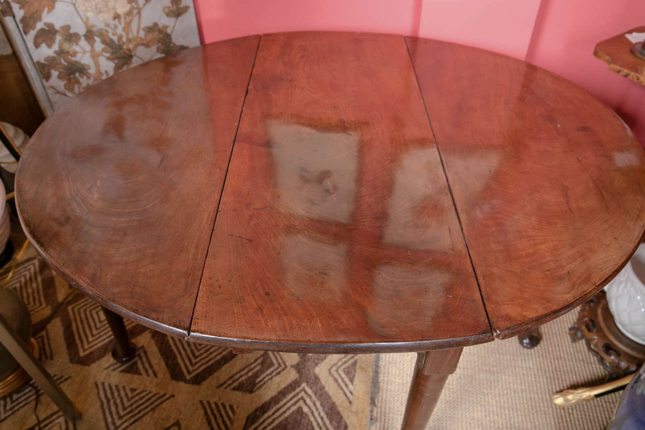 Queen Anne Mahogany Drop-Leaf Table For Sale 4