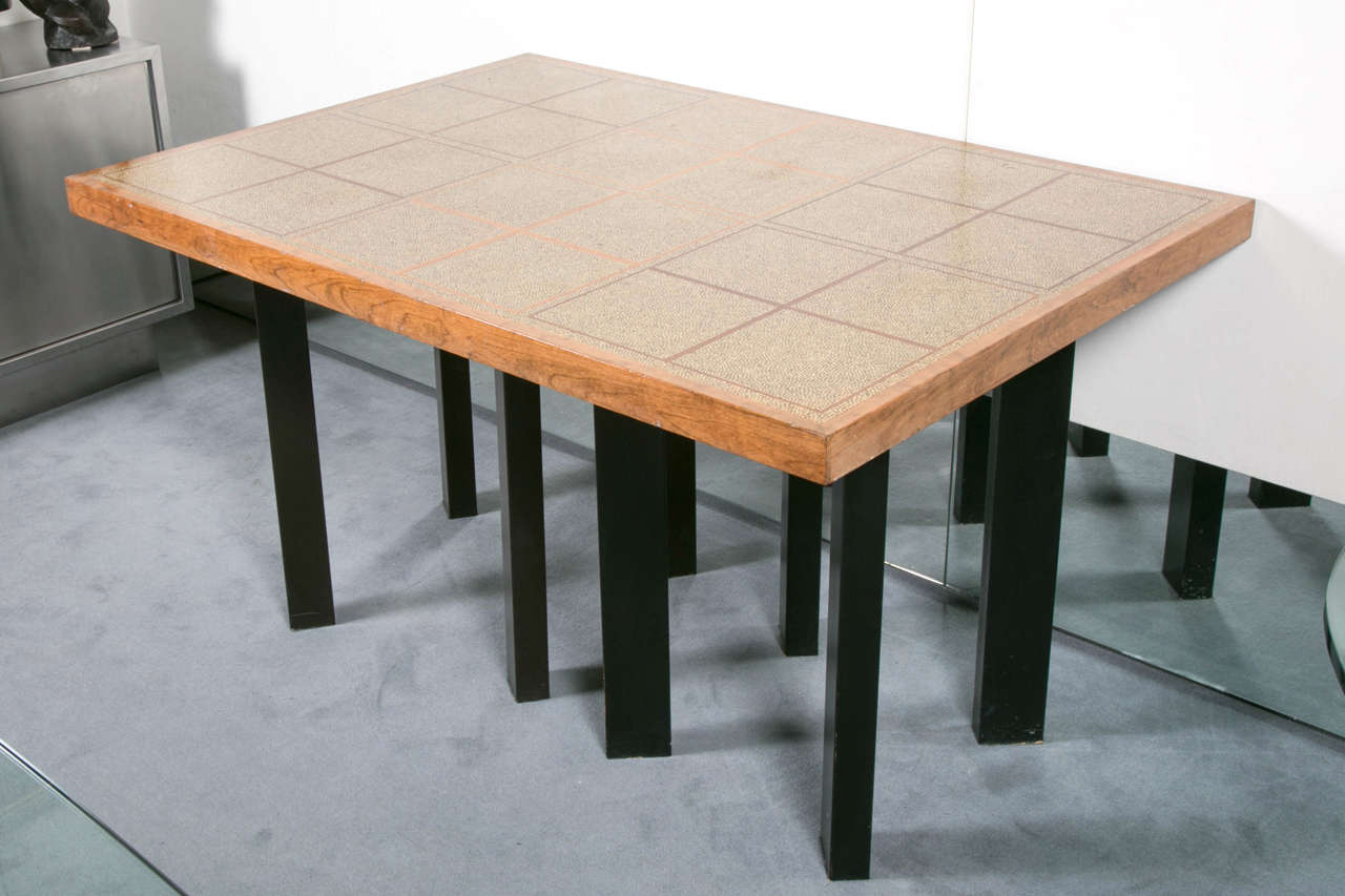 Exceptional table by Ado Chale (born in 1928).

Mosaic table,
circa 1980.
Madagascar pepper, transparent resin, slatted beech and meranti, brass rings and blackened wood base.
Signature under the tray.
