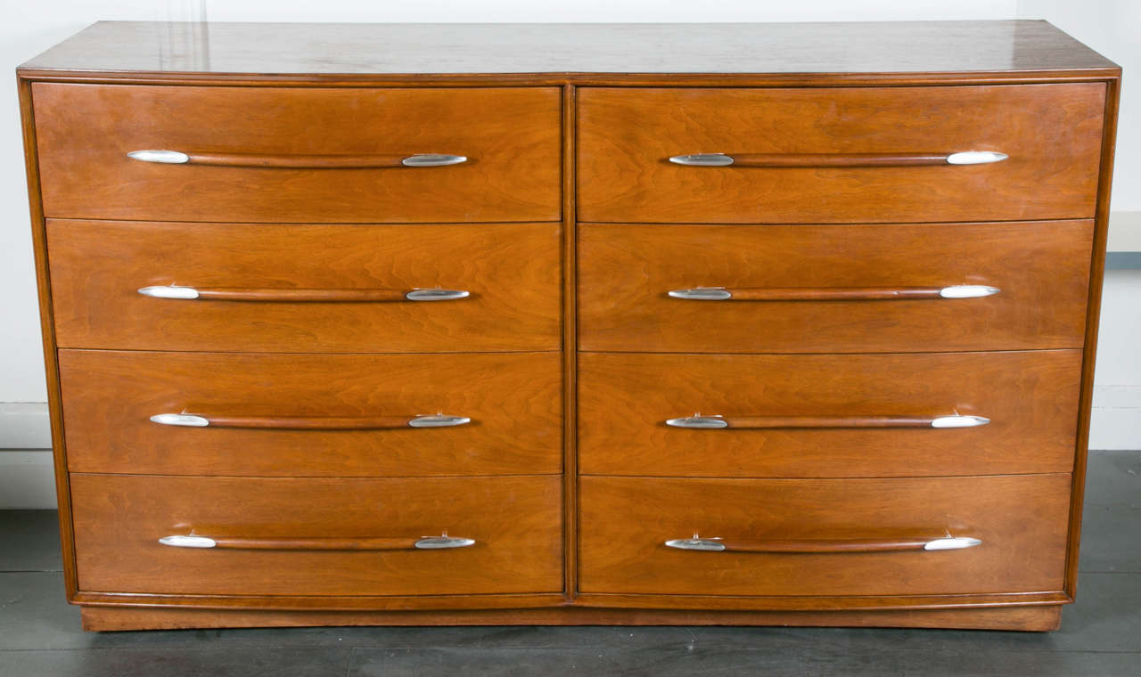 Important chest of drawers by T.H. Robsjohn-Gibbings, 

circa 1970.

Eight drawers.
Walnut and chrome steel.
American work.