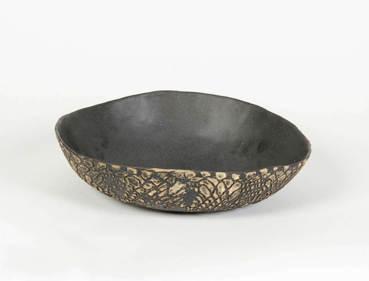 Hand crafted decorative Thai ceramic bowl with gold etching. Personally selected by Donna Karan for her Urban Zen brand.