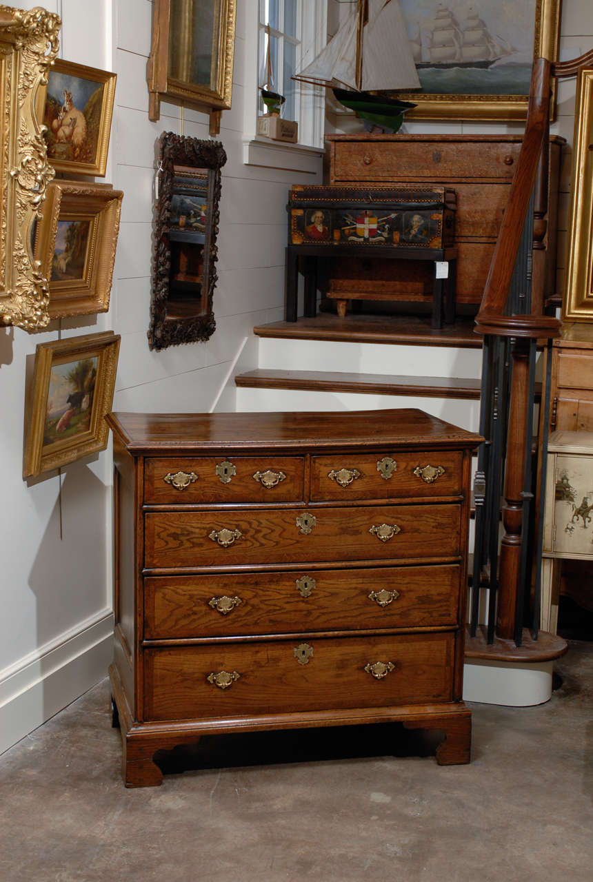 English 1820s Regency Oak Five-Drawer Commode with Crossbanding and Bracket Feet For Sale 5