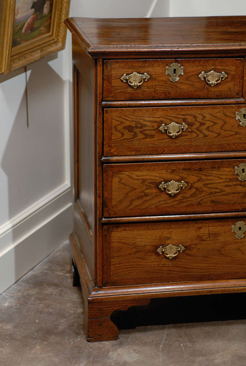 English 1820s Regency Oak Five-Drawer Commode with Crossbanding and Bracket Feet In Good Condition For Sale In Atlanta, GA