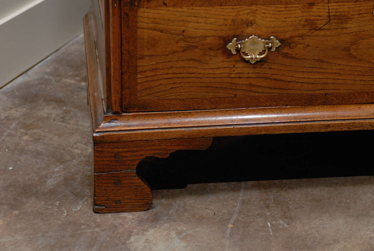 Brass English 1820s Regency Oak Five-Drawer Commode with Crossbanding and Bracket Feet For Sale