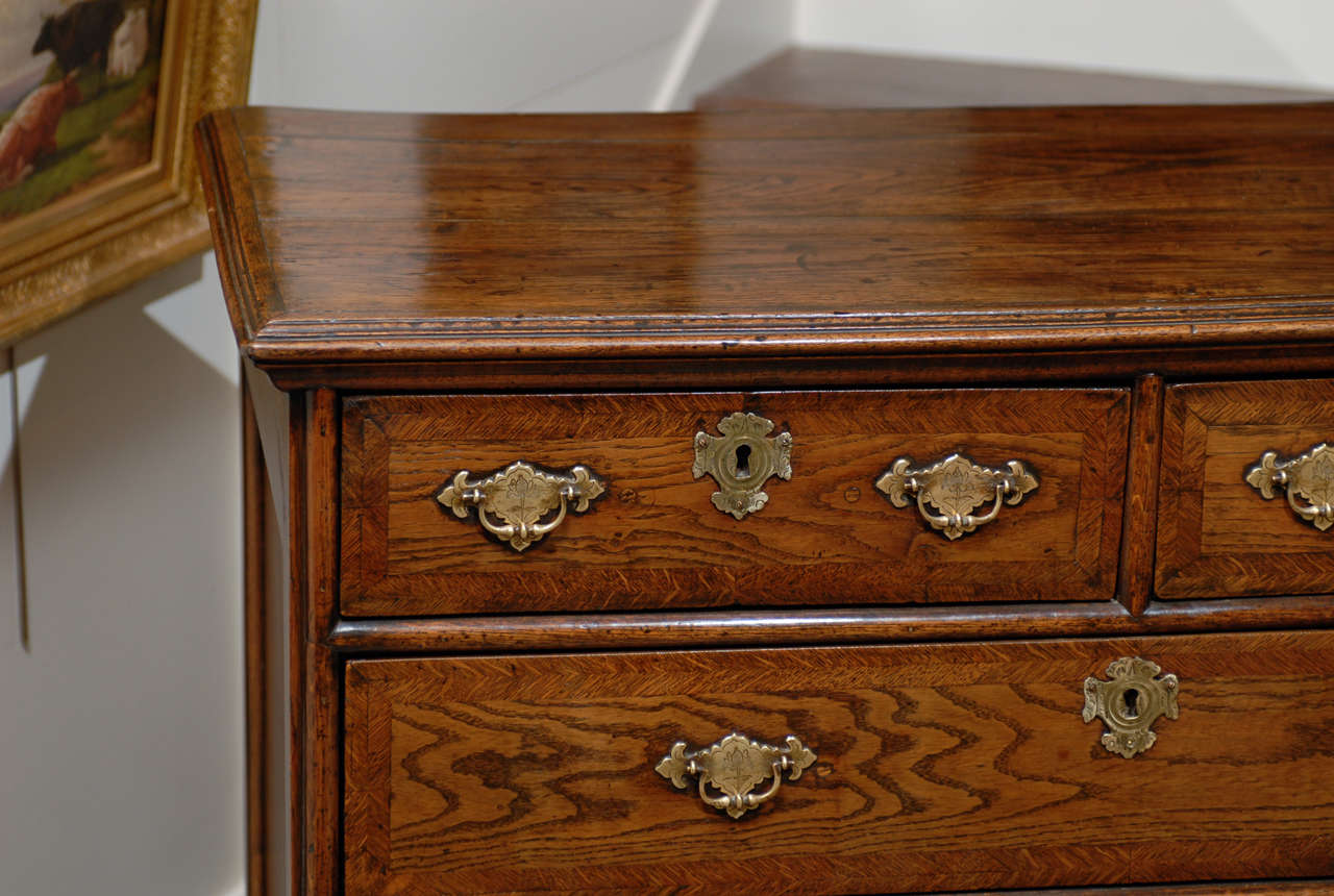 English 1820s Regency Oak Five-Drawer Commode with Crossbanding and Bracket Feet For Sale 1