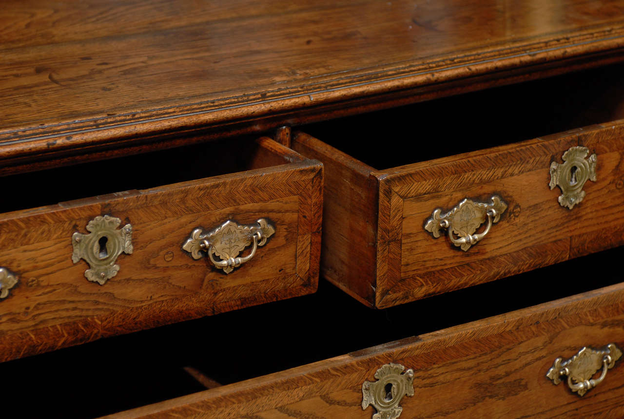 English 1820s Regency Oak Five-Drawer Commode with Crossbanding and Bracket Feet For Sale 2
