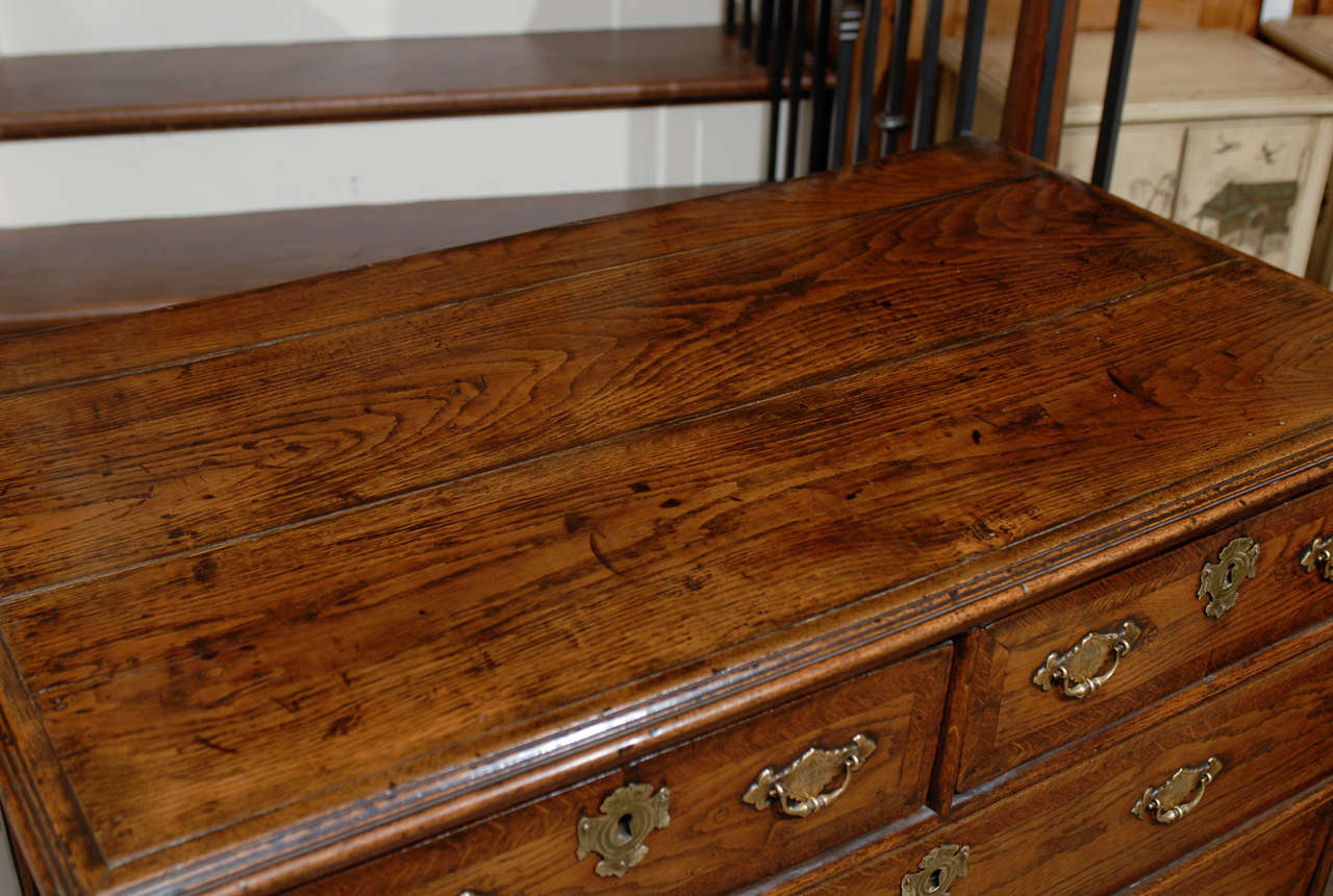 English 1820s Regency Oak Five-Drawer Commode with Crossbanding and Bracket Feet For Sale 3