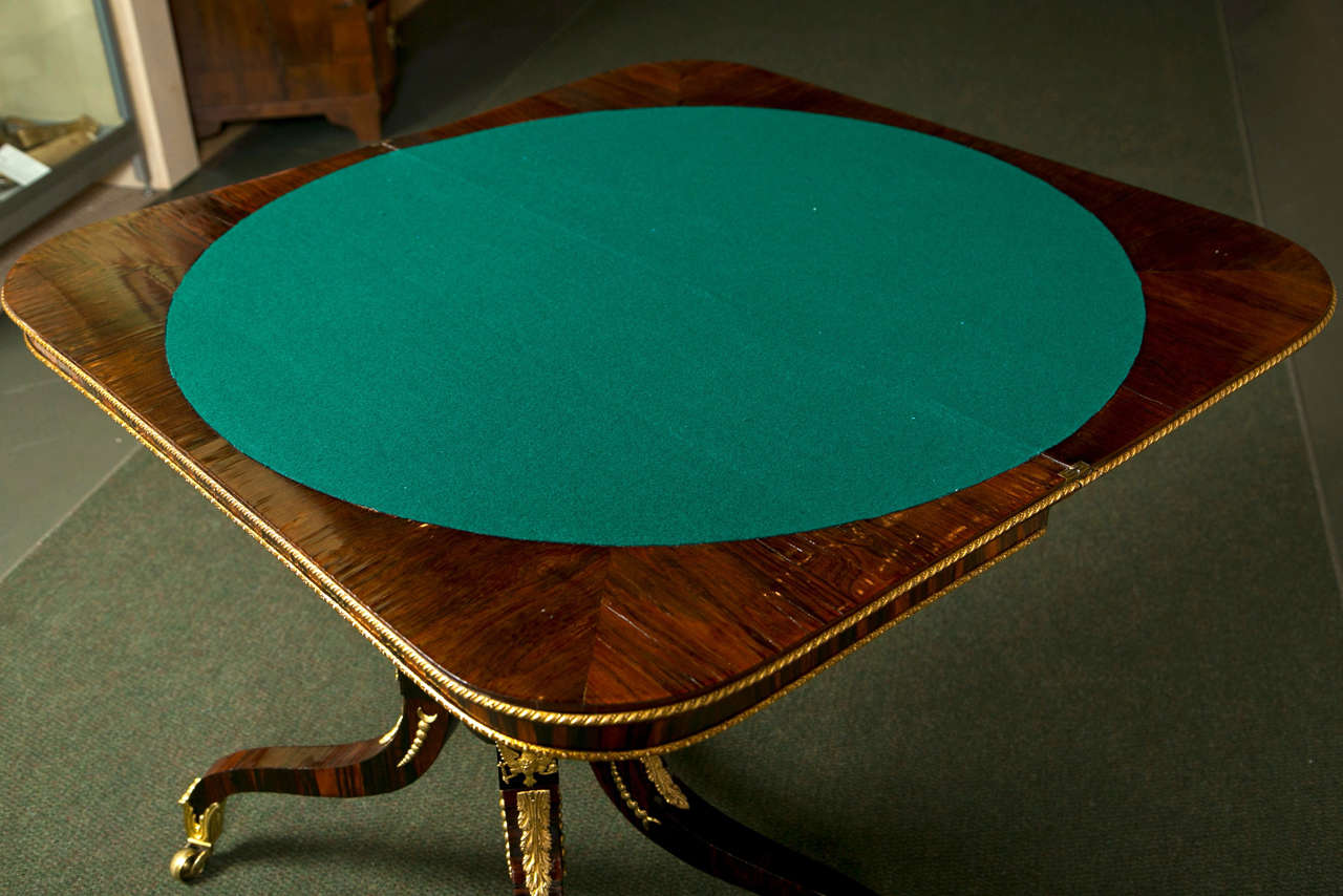 Bois de rose Table de jeux Regency en laiton incrusté en vente