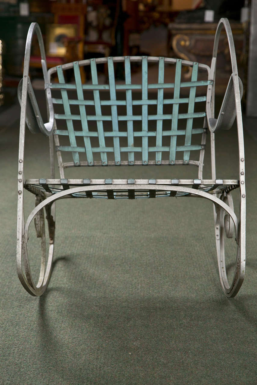Une paire de chaises à bascule françaises de style élevé en cuivre et aluminium.