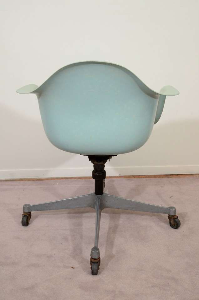 Mid Century Eames Dash 99 Fiberglass Swivel Chair in Aqua In Good Condition In New York, NY