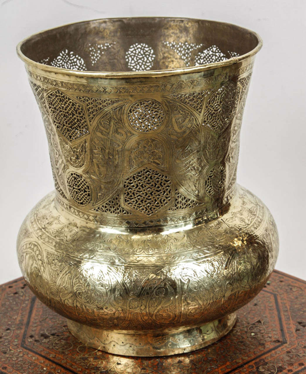 Persian hand-etched Mameluke style brass bowl.
Could be used as a jardiniere for a large orchids composition.
Engraved and hand-cut Arabic Islamic calligraphy and geometric designs on brass vessel. Cache pot.
.