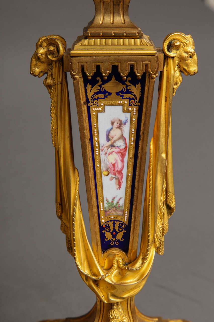 Français Garniture de trois pièces de Sèvres en porcelaine bleu royal et ornementation en bronze doré en vente