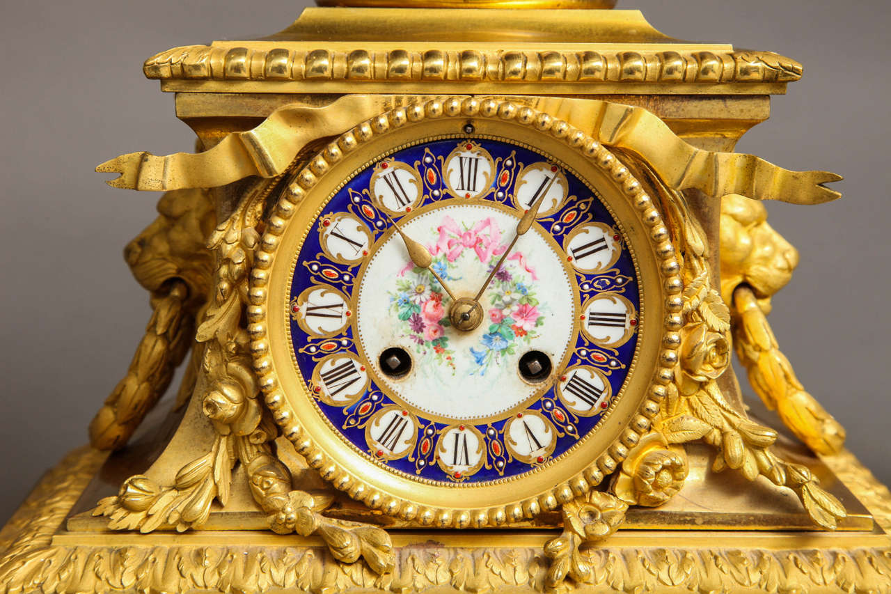Garniture de trois pièces de Sèvres en porcelaine bleu royal et ornementation en bronze doré Bon état - En vente à New York, NY