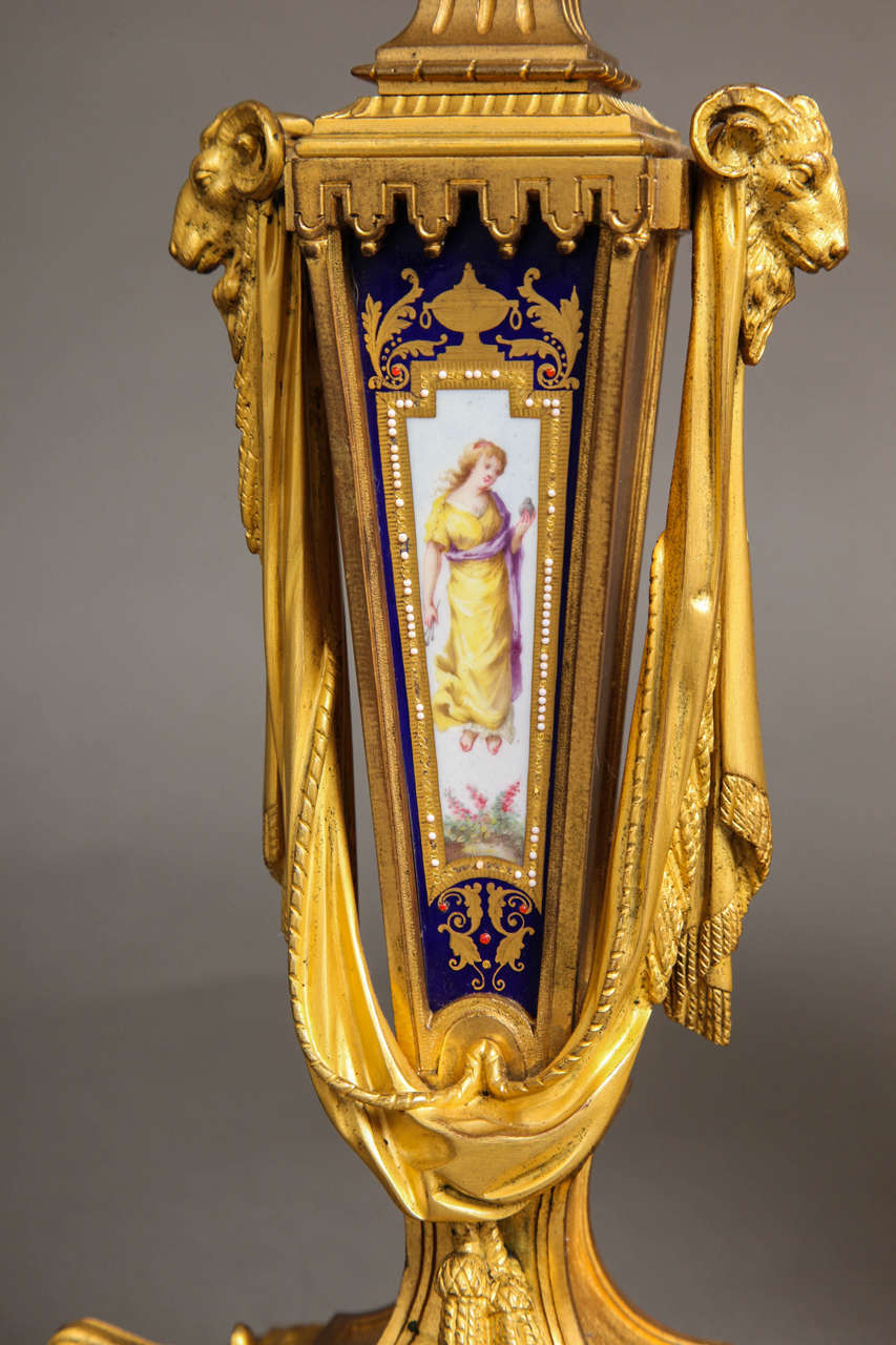 XIXe siècle Garniture de trois pièces de Sèvres en porcelaine bleu royal et ornementation en bronze doré en vente