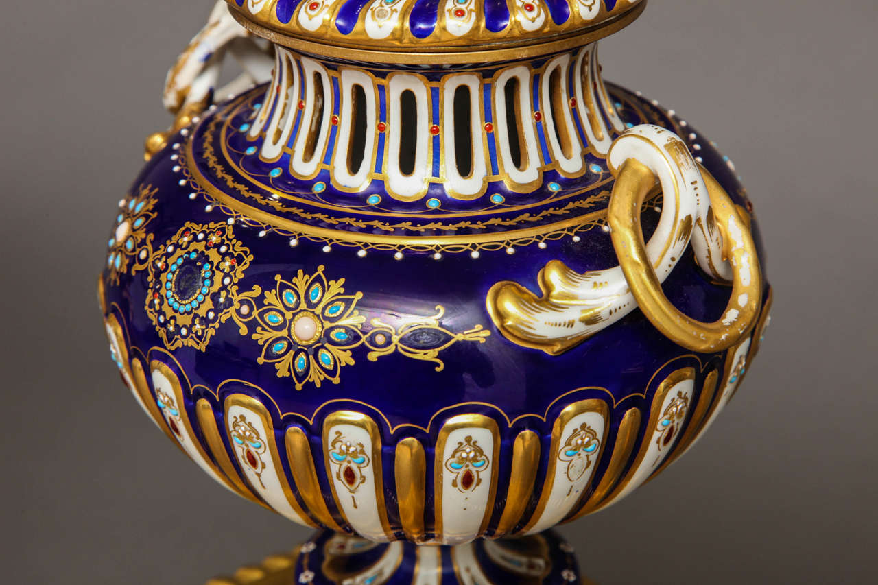 Garniture de trois pièces de Sèvres en porcelaine bleu royal et ornementation en bronze doré en vente 4