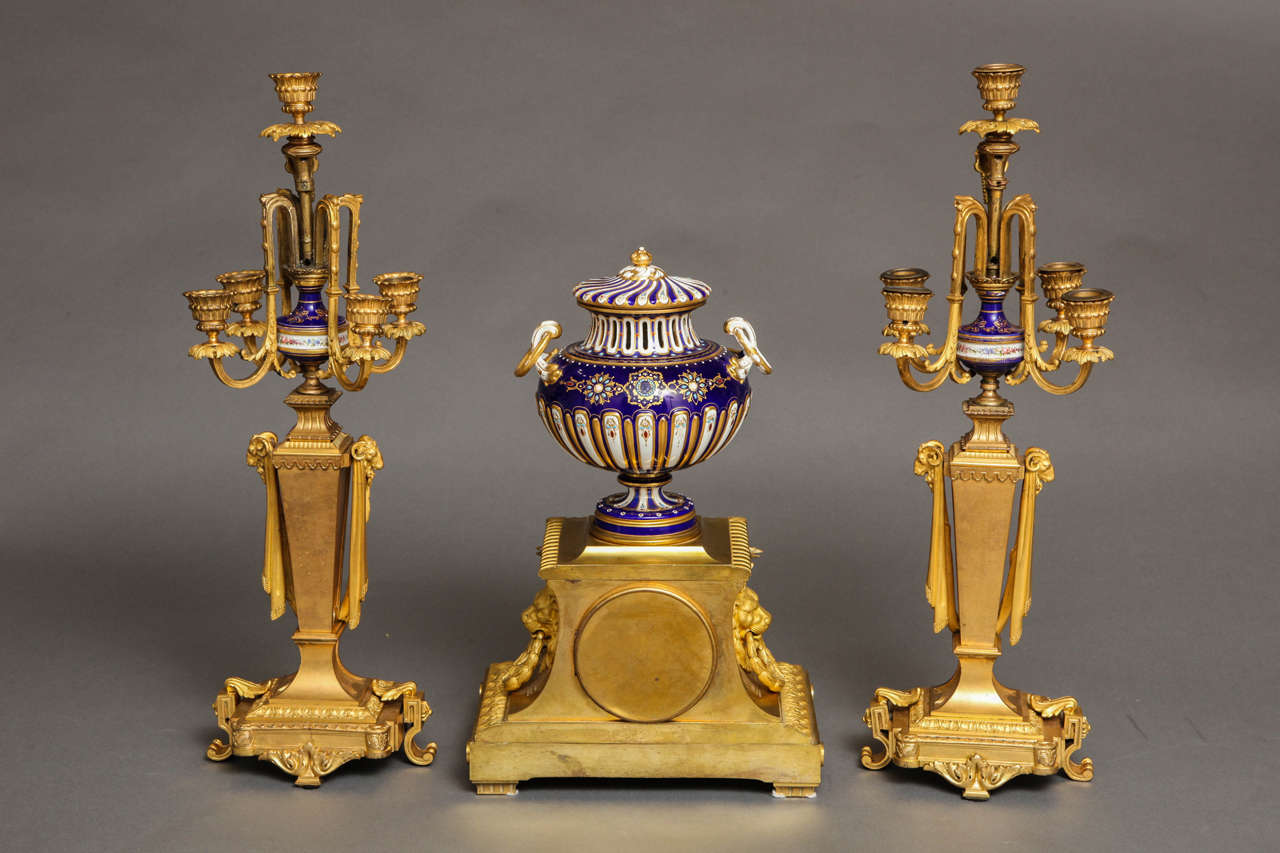 Garniture de trois pièces de Sèvres en porcelaine bleu royal et ornementation en bronze doré en vente 5