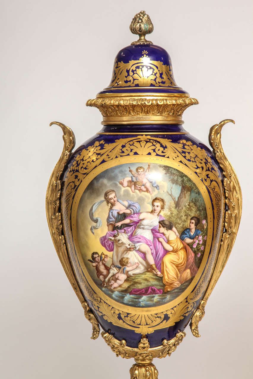 Massives Paar feiner antiker französischer Porzellanvasen im Sèvres-Stil mit Ormolu-Montierung (Louis Philippe) im Angebot